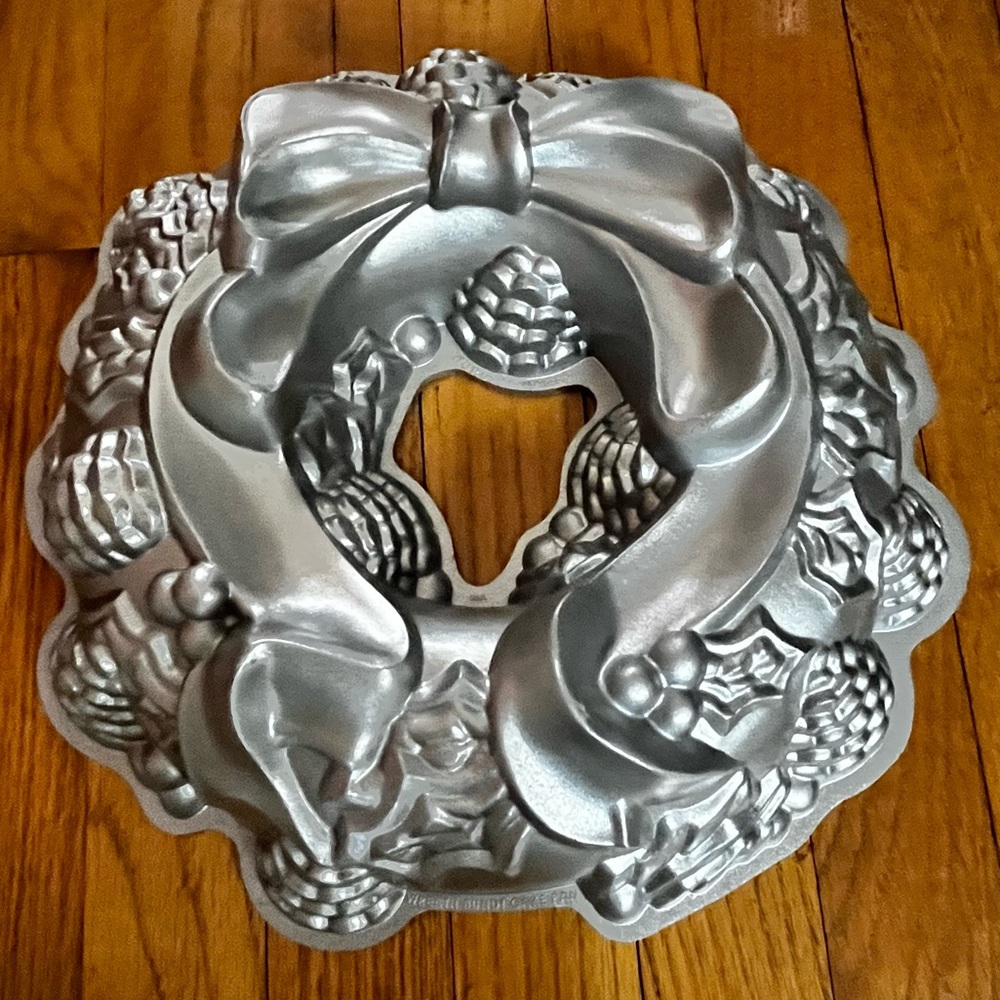 Nordic Ware Wreath Bundt Cake Pan Holiday